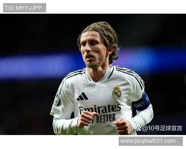 蓝色12号球衣足球明星的传奇故事与场上风采解析